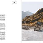 Text: "FOLD IN THE MAP", "NZ", "LAND", "CHAPTER 01", "ADVENTURE & TRAVEL". Ein Geländewagen fährt durch Wasser in bergiger Landschaft.