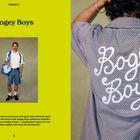 Text: "HOLE 01, Bogey Boys." Links: Mann in Polohemd mit Tasche. Rechts: Hemd mit "Bogey Boys"-Schriftzug.