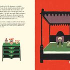 Text beschreibt: Eine Frau wird unsanft geweckt, als eine Geisterkatze über ihr kratzte. Illustration eines Betts mit Skelett und Katze.