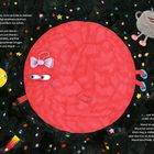 Eine bunte Illustration mit Planetengesichtern. Der Text beschreibt den Mond, der Mars entdeckt und über "Mars und Mond" nachdenkt.