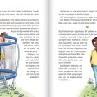 Zwei Kinder springen auf einem Trampolin. Drei Kinder stehen rechts daneben, fröhlich schauend.