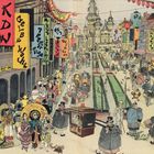 Eine bunte Straßenszene mit Schildern: "KDW", "Gelbe Wolke", "7 fette Tage", "IA - TAO". Menschen, Laternen und Kutschen beleben die Umgebung.