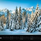 "02 Dolomiten. Winterlandschaft in Sexten. Kalender mit verschneiten Tannen vor schneebedeckten Bergen unter klarem Himmel."