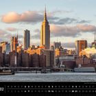 Kalender: "New York 02" und Monatsübersicht. Skyline mit Empire State Building bei Sonnenuntergang.