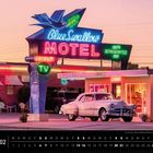 "Blue Swallow Motel", "VACANCY", "TV", "100% REFRIGERATED AIR". Neonlichter, Retro-Auto, rosa Himmel, Motelgebäude.