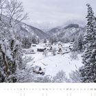 02. Gokayama, Präfektur Gifu. Verschneite Landschaft mit traditionellen Häusern, umgeben von schneebedeckten Bäumen und Bergen.