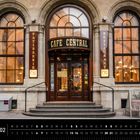 „Patisserie“, „Restaurant“, „Café Central“. Eingang mit Treppen, großen Fenstern, roten Markisen. Elegante Fassade.