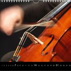 Kalenderblatt mit der Zahl 2; Datumsliste darunter. Gezeigt wird ein Streichinstrument mit einem Bogen in Bewegung.