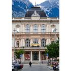 Oben "MUSEUM", darunter ein gelbes Auto mit "Lufthansa Deportation Class" vor einer historischen Fassade.