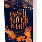 „Mimi Heeger, Oakfell Autumn Nights, Pumpkin Pies & Promises, Moon Notes“. Herbstblätter und Lichterketten auf dunklem Hintergrund.