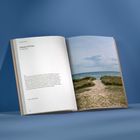 Links: "Ostholstein. Strand Püttsee. Naturstrand." Rechts: Foto eines Sandwegs zum Meer mit Dünen.