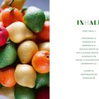 Zubereiten: 2 Std. 30 Min. Für 10 Personen. Erhitzen/Backen: 5 Min. Ruhen: 12 Std. + 3 Std. 20 Min. ZITRONE.  
Rezeptdetails für Yuzu-Ganache, Zitronenmarmelade und mehr rechts beschrieben. Links halbierte Zitrone mit Blatt.