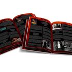 Zwei offene Magazine mit schwarzem Text auf rotem Hintergrund, Bilder berühmter Filmszenen und ein Dracula-Filmplakat.