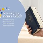 "Neues Jahr neues Glück. Welcher Kalender soll für 2027 Ihr Begleiter werden?" Eine Hand hält ein Notizbuch.