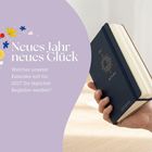 "Neues Jahr neues Glück. Welcher unserer Kalender soll für 2027 Ihr täglicher Begleiter werden?"  
Links Blumen, rechts Hand mit Kalender.