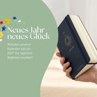 „Neues Jahr neues Glück. Welcher Kalender soll 2027 Ihr täglicher Begleiter werden?“ zeigt einen gehaltenen Planer.