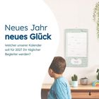 Text: "Neues Jahr neues Glück. Welcher unserer Kalender soll für 2027 Ihr täglicher Begleiter werden?"  
Ein Junge schaut auf einen Kalender an der Wand, daneben Pflanzen.