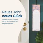 "Neues Jahr neues Glück. Welcher unserer Kalender soll für 2027 Ihr täglicher Begleiter werden?" Ein Kalender hängt an der Wand.