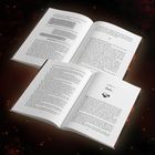 Zwei aufgeschlagene Bücher; eins zeigt "KAPITEL 13 JUIN", das andere hat markierte Textstellen.
