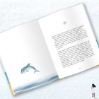 Eine aufgeschlagene Buchseite zeigt die Kapitelnummer 16 und Text über Schwimmen. Links eine Illustration eines springenden Delfins.
