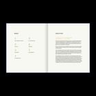 Inhalt: 1. Der triumphale Einzug 2. Die Falle 3. Der Verrat 4. Die Verhaftung 5. Die Verhandlung 6. Das Kreuz 7. Das Begräbnis. Einleitung beginnt mit einem Zitat: "Da breitete sich im ganzen Land Finsternis aus... (Lk 23,44b)" gefolgt von einem Textabschnitt über die Passion Jesu.