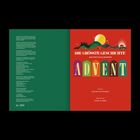 Titel: "DIE GRÖSSTE GESCHICHTE ADVENTSKALENDER ADVENT". Farbenfrohe Buchstaben, Illustration mit Bergen und Sonne.