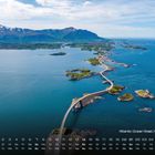 Kalenderdaten unten, "Atlantic Ocean Road, Norwegen" rechts. Zeigt eine kurvige Straße über Inseln im Meer.