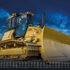 Kalender mit Tagen und Zahlen darunter. Gelber Bulldozer vor blauem Himmel auf einer Baustelle.