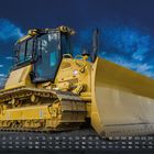 Kalender mit Datumsangaben unten. Ein gelber Bulldozer auf einer Baustelle, blauer Himmel im Hintergrund.