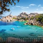 "Maddalena - Sardinien 2"; Kalenderansicht unten. Küstenlandschaft mit klarem blauem Wasser, Booten und Felsen.