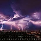Kalenderansicht des Monats Februar. Über einer Stadt erstreckt sich ein beeindruckendes Gewitter mit vielen Blitzen.