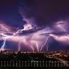 Ein Kalender zeigt den Monat Februar. Ein Gewitter erleuchtet den Nachthimmel über einer Stadt.