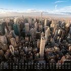 Kalenderansicht mit den Zahlen 1 bis 28 und Wochentagen darunter. Hochhäuser von Manhattan aus der Vogelperspektive.