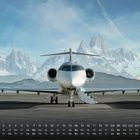 Kalender mit Februar-Daten. Ein Flugzeug auf einer Landebahn, im Hintergrund schneebedeckte Berge.