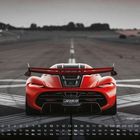 Unter dem Text "Koenigsegg Jesko 2" steht ein rotes Auto auf einer Landebahn.