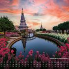 Kalender mit Text "Doi Inthanon Nationalpark, Chang Mai". Pagoden, Brücke, Spiegelung im Wasser, farbenfrohe Blumen, bunter Himmel.