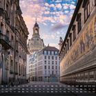 Kalender mit Tagen und Wochen. "Fürstenzug und Frauenkirche". Historische Gebäude in einer Straße, Himmel mit Wolken.