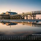 Seebrücke Sankt Peter-Ording 2. Kalender mit Wochentagen und Daten. Holzsteg über einem Strand mit Spiegelung im Wasser.