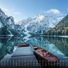 "Pragser Wildsee 2" über Kalender mit Berglandschaft, Holzboote auf klarem See, hohe schneebedeckte Berge im Hintergrund.