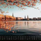 Text: "Binnenalster 2". Kalender mit Blick auf Wasser, Gebäude und blühende Kirschzweige im Vordergrund.