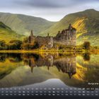 Text: "Burgruine - Kilchurn 2". Eine alte Burgruine spiegelt sich in einem ruhigen See, umgeben von grünen Hügeln.