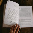 Text oben: "WILLKOMMEN IN DEINER BIBELLESE-ZEIT". Ein offenes Buch mit Text und handschriftlicher Notiz: "Lass dein Licht leuchten". Ein Stift liegt daneben.