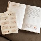 Texte: "MEINE GNADE", "ICH BIN GELIEBT", "Du bist gehalten", "Gott kennt deinen Weg".  
Offenes Buch mit ruhigem Design.