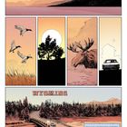 Text: "WYOMING", "Und nun die 11-Uhr-Nachrichten auf WEXR22. New York: Im Mafia-Prozess wurde das Urteil für die obersten Bosse verkündet."

Illustration mit Bergen, Vögeln, Baum, Elch, Auto auf Straße; Wyoming-Landschaft.