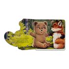 Kleiner Fuchs und kleiner Bär finden Freunde wichtig. Beide umarmen sich. Illustration von Fuchs und Bär im Wald mit Schmetterlingen.