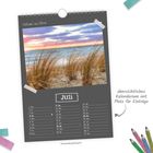 Kalendarblatt mit "Urlaub am Meer" oben, "Juli" in der Mitte, darunter Kalender. Foto von Strandgras und Meer im Sonnenuntergang.