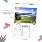 Kalenderblatt für August. Oben Landschaftsfoto und der Text: “beidseitig bedruckt; Hintergrund wahlweise hell oder dunkel”.