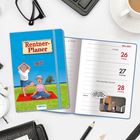 "Rentner-Planer 2027" vorne. Kalenderseite zeigt März 2027. Illustration: Senior:innen beim Yoga im Freien. Cartoon: "Von wegen..."