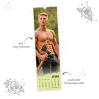 „Mit sexy Männern“, „Oktober“, „praktische Monatsübersicht“. Ein durchtrainierter Mann mit Axt, umgeben von Blumenzeichnungen.
