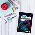 "Mein wissenswert organisierter Wochen-SCHULPLANER 2026/27." Schulplaner mit Gamecontroller-Illustration; Apfel, Schere, Stifte.